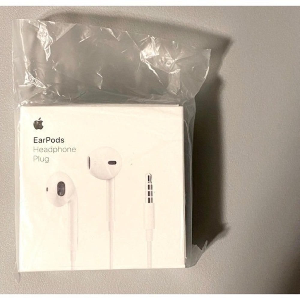 Apple Earpods with 3.5mm Headphone Plug (NWT)